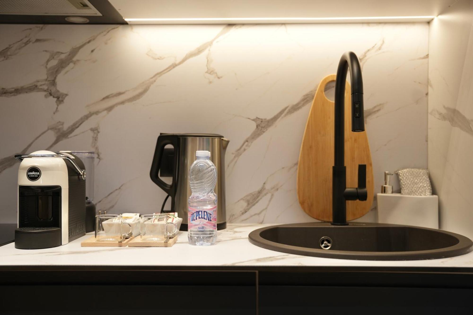 Nea Deluxe Apart-Hotel Тирана Экстерьер фото