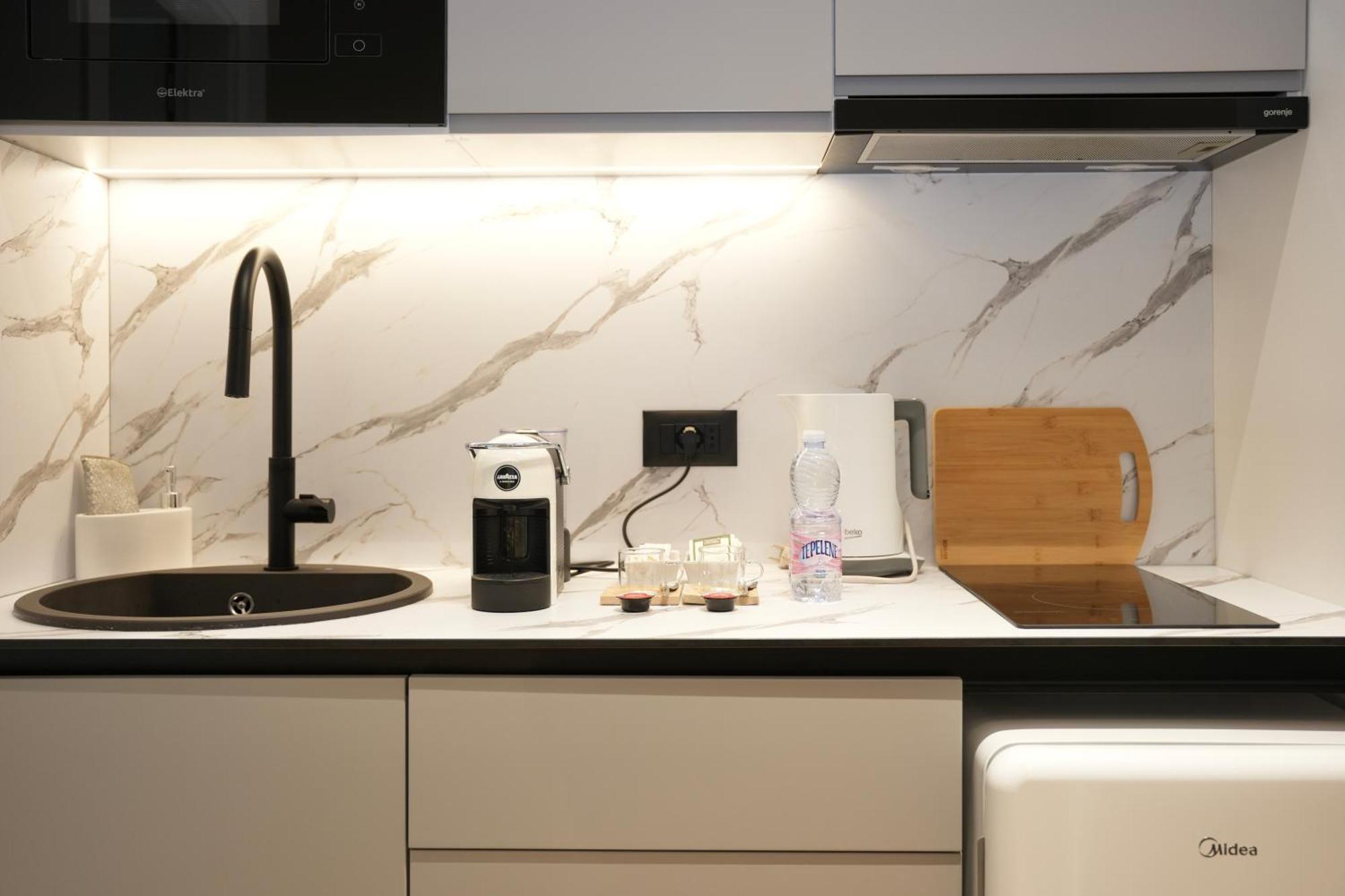 Nea Deluxe Apart-Hotel Тирана Экстерьер фото